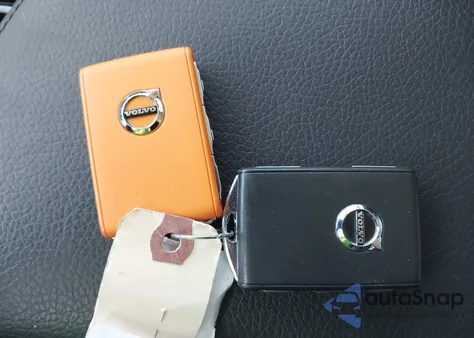 2021 Volvo Xc60 T5 Momentum z USA, uszkodzony, nr VIN YV4102RK2M1846034